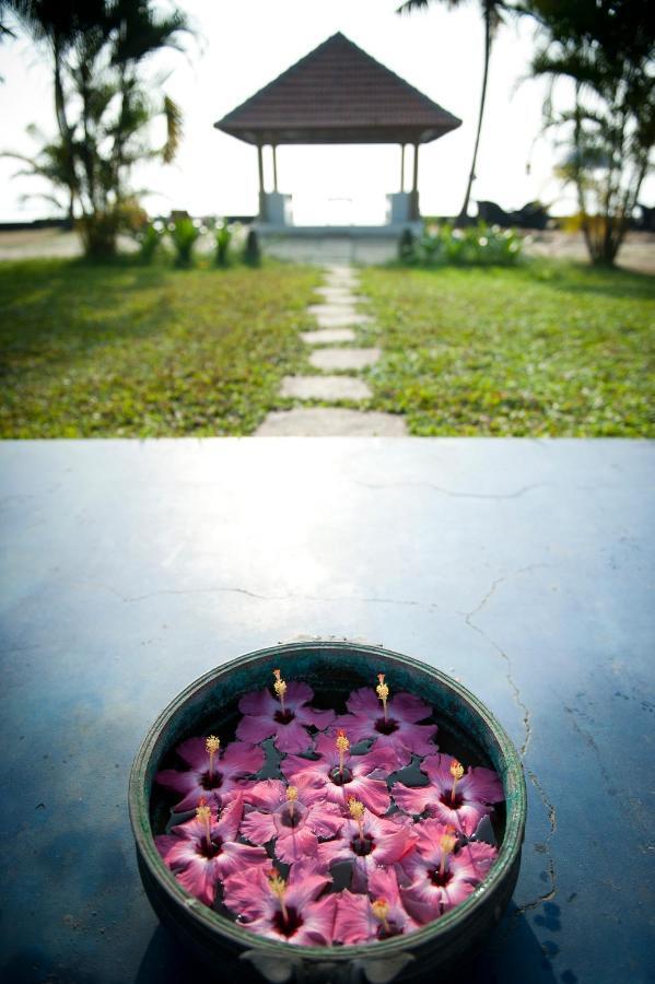 Purity At Lake Vembanad Mararikulam Exterior photo